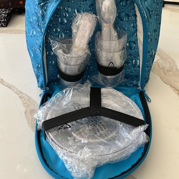 NWOT* Thermos brand cooler/picnic napsack with plastic plate, cups, cutlery - Picture 10 of 15